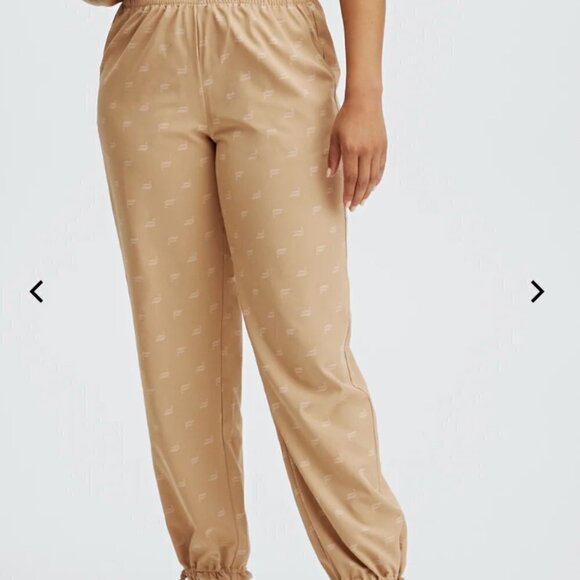 FABLETICS Medium Iggy Woven Sandy Tan Brown Logo Jogger Pants - Picture 2 of 11